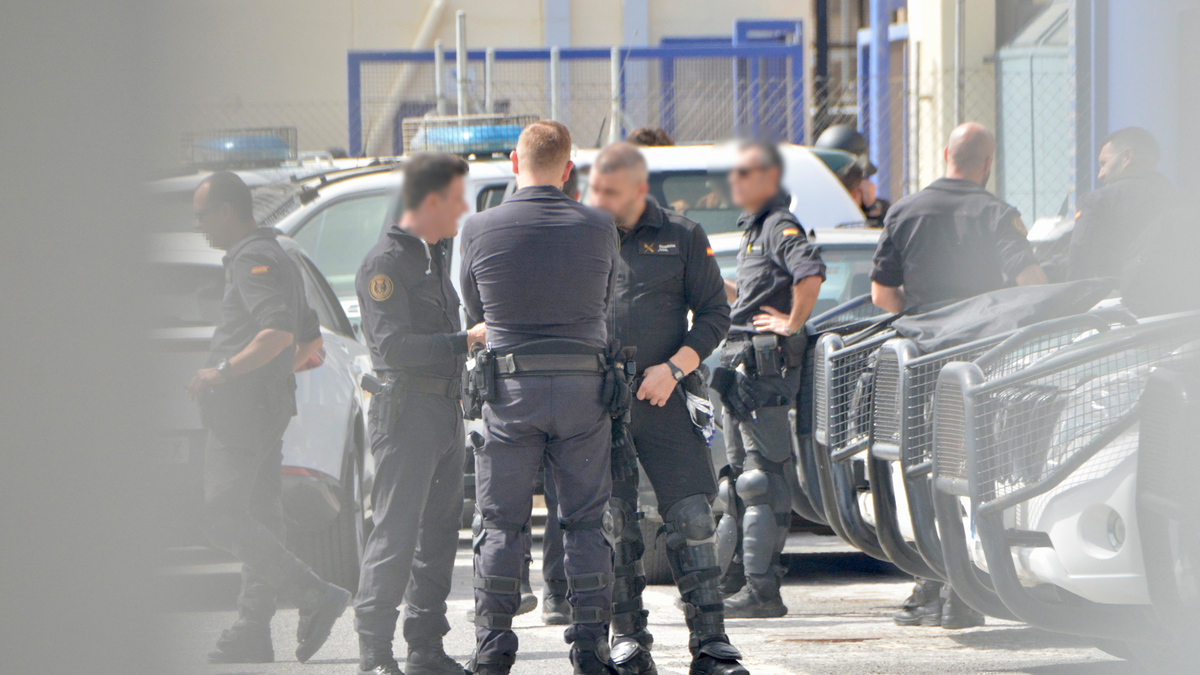 Multa a un guardia civil por quedarse una caja de dátiles incautada en la frontera de Ceuta