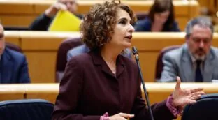 Montero será senadora en Madrid a la vez que ostentará la portavocía del PSOE en Andalucía