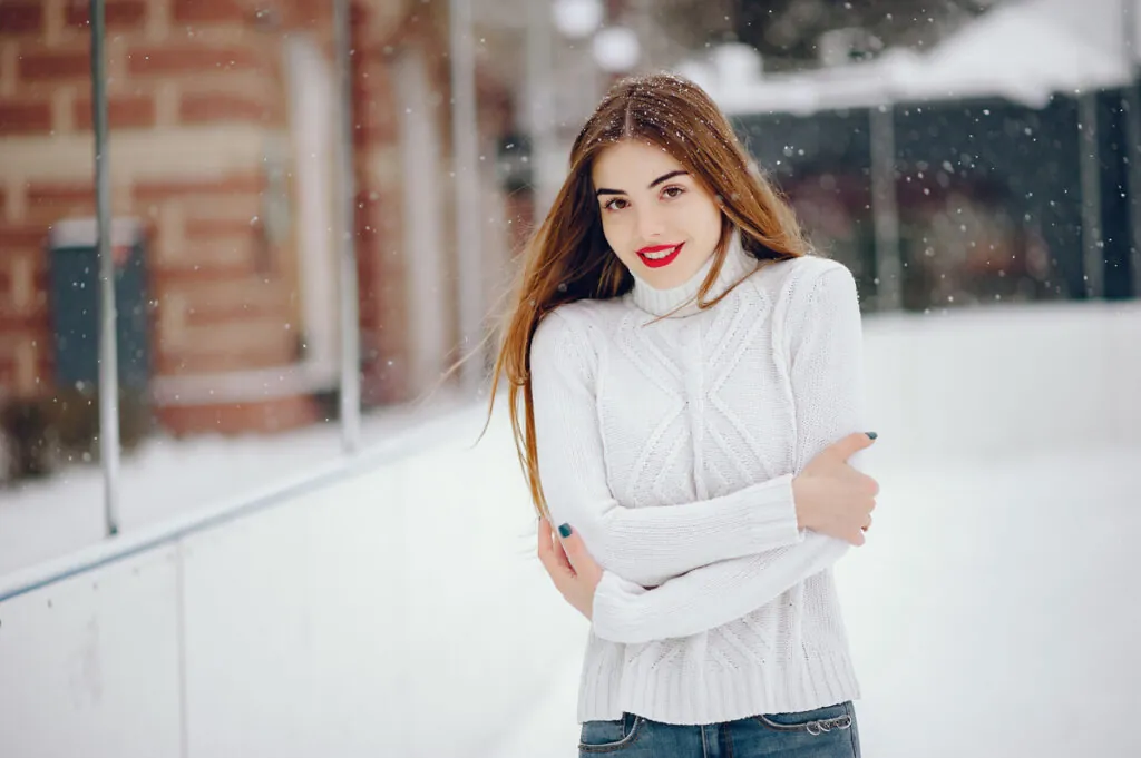 La nieve puede dañar el cabello. (Fuente: Freepik/Prostooleh)