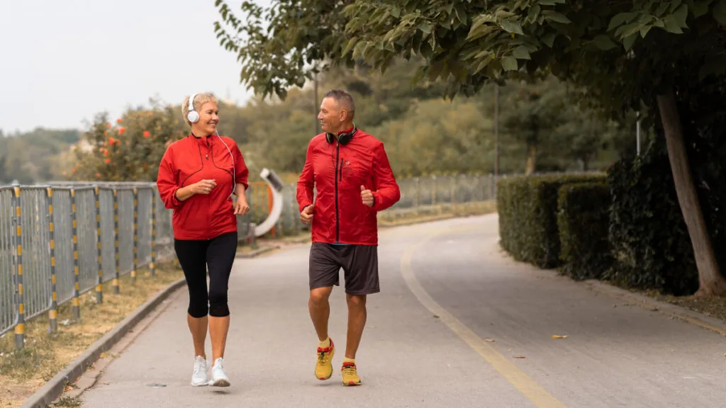 pareja-practicar-power-walking