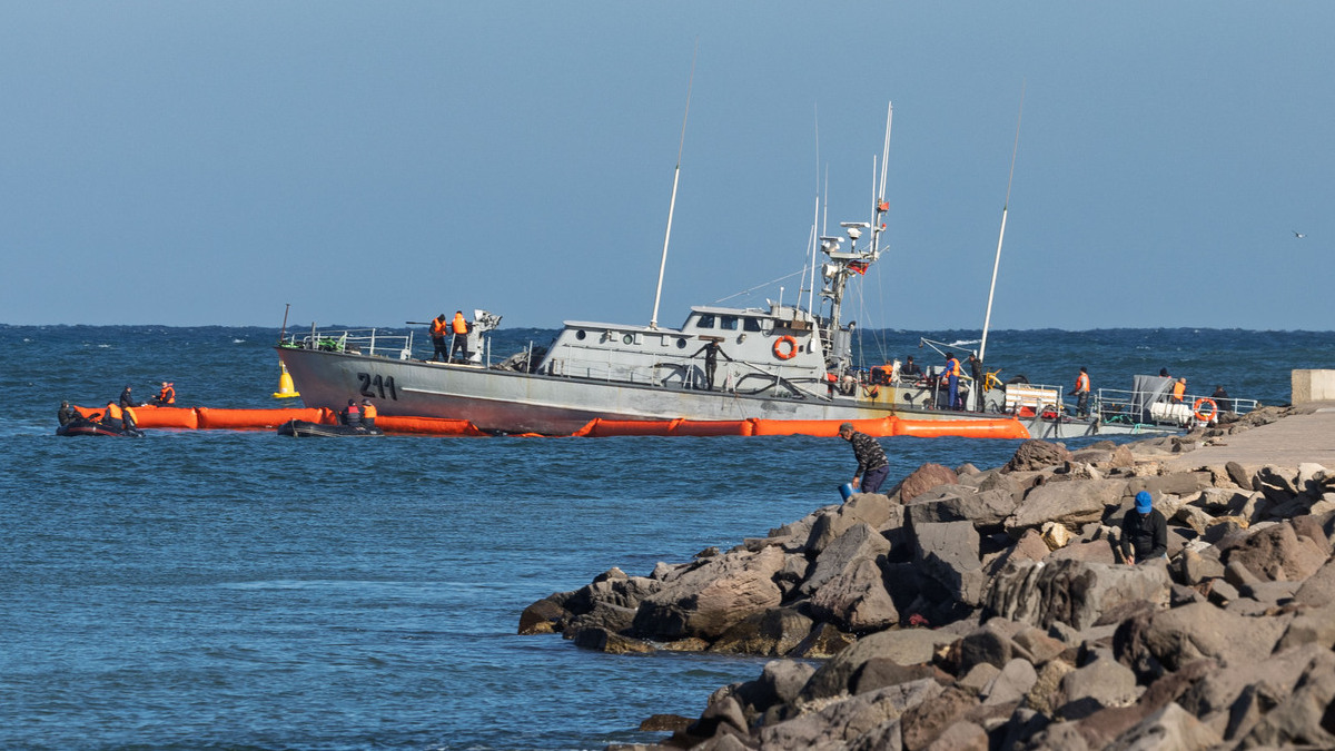 Marruecos solicita oficialmente ayuda a España para reflotar su patrullera encallada en Melilla