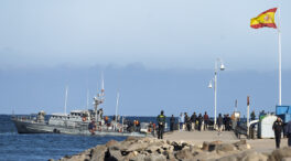 Una patrullera de la Marina marroquí encalla en aguas de Melilla, cerca de la costa española