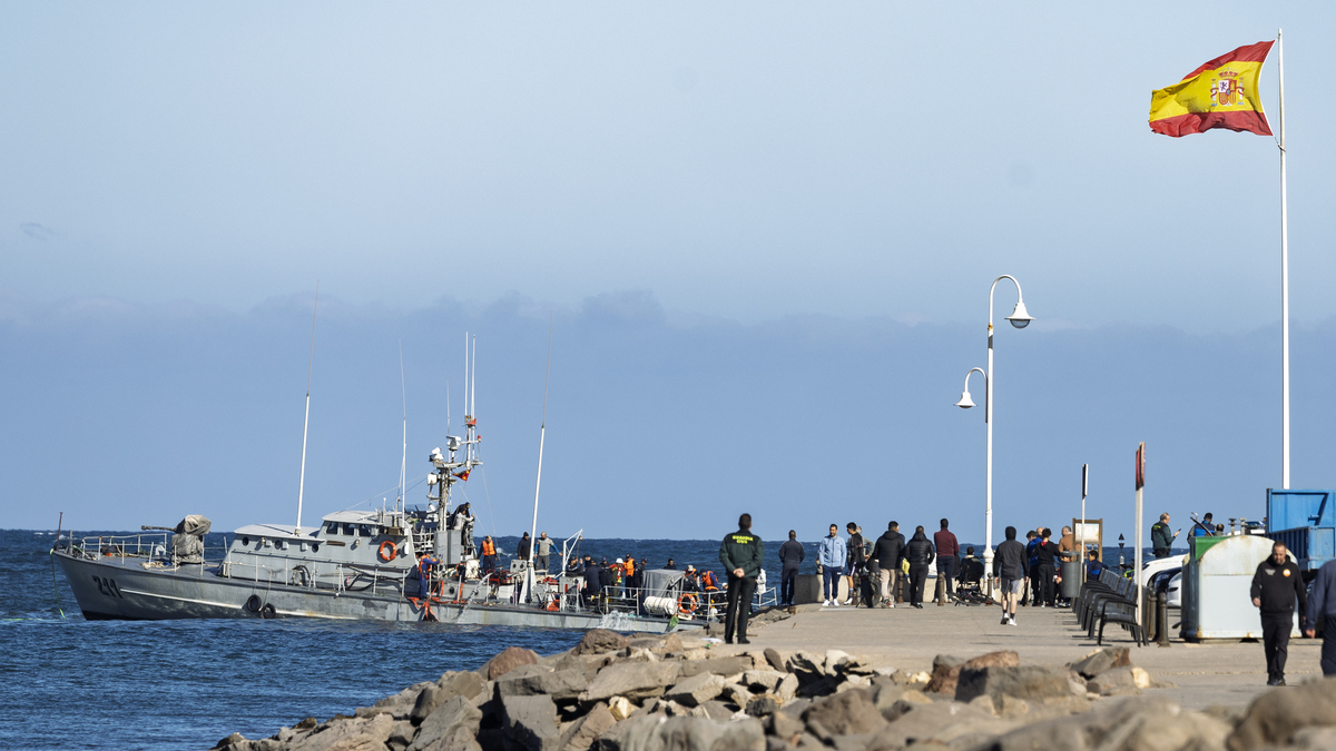 Una patrullera de la Marina marroquí encalla en aguas de Melilla, cerca de la costa española