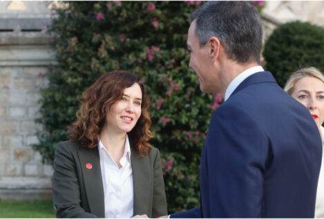 El curioso significado del pin rojo que han lucido políticos del PP y del PSOE en Santander