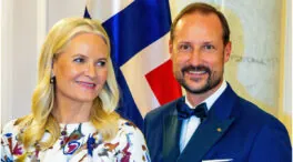 La prensa noruega acorrala a Haakon y Mette-Marit por no hablar de su hijo en televisión