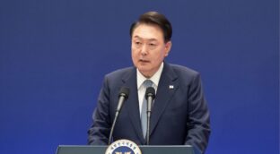 Prohíben viajar al presidente surcoreano mientras investigan la declaración de ley marcial