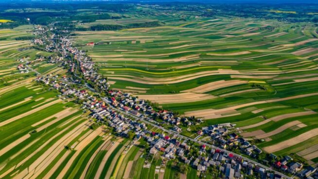 El pueblo de Polonia donde la vida fluye en una sola calle