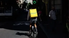 Glovo deja su modelo de falsos autónomos y contratará a sus repartidores en España