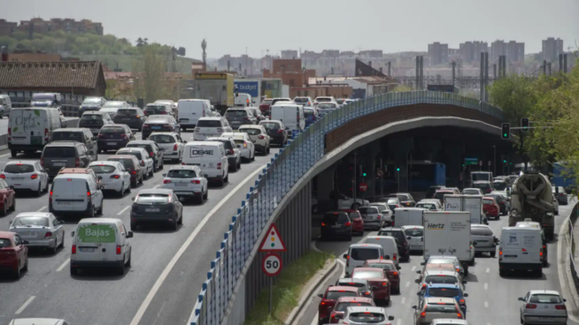 Almeida reconoce la «asignatura pendiente» del 'scalextric' de Vallecas pero descarta demolerlo