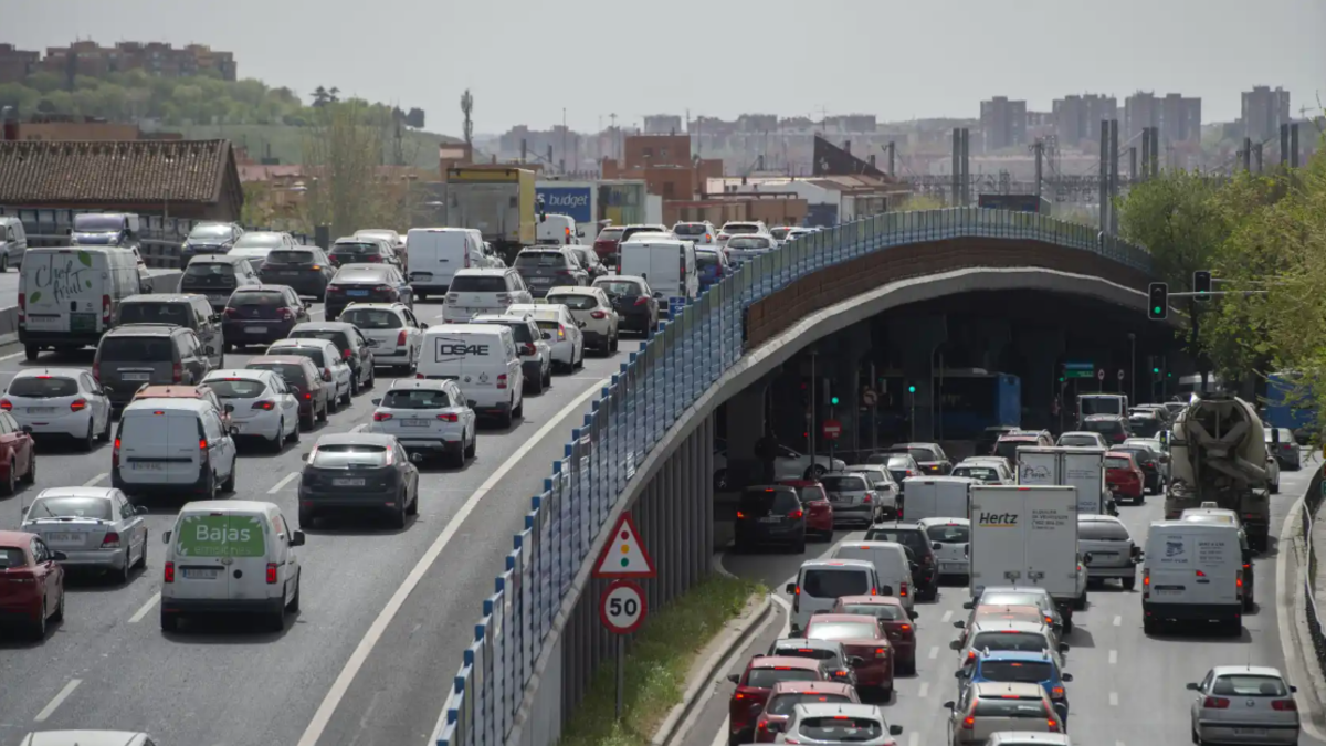 Almeida reconoce la «asignatura pendiente» del ‘scalextric’ de Vallecas pero descarta demolerlo