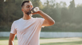 ¿Nunca dejas de tener sed? Puede ser polidipsia y así se identifica