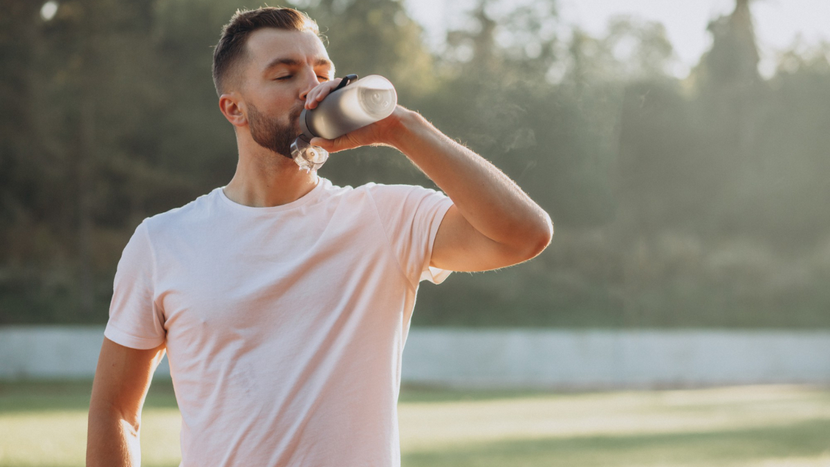 ¿Nunca dejas de tener sed? Puede ser polidipsia y así se identifica