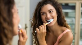 Soy dentista y debes de tener cuidado con el color de tu dentífrico perjudica la salud bucal