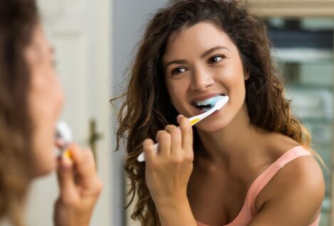 Soy dentista y debes de tener cuidado con el color de tu dentífrico perjudica la salud bucal