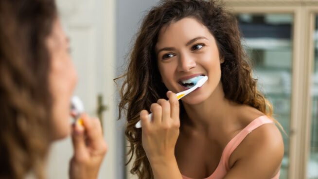 Soy dentista y debes de tener cuidado con el color de tu dentífrico perjudica la salud bucal