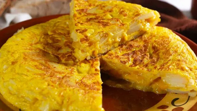 Por qué la forma tradicional de hacer la tortilla no es saludable, según una nutricionista