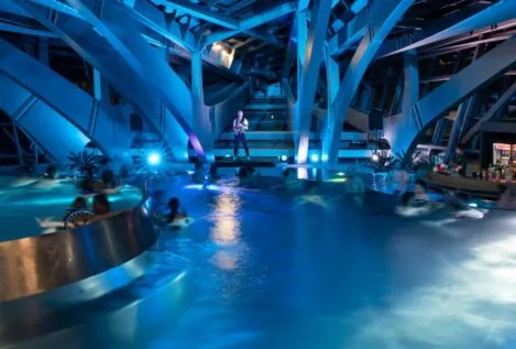 El invierno más cálido llega a Caldea con baños en agua termal entre burbujas y champagne