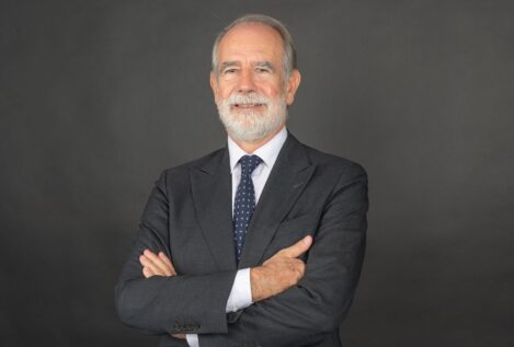 Albares pone fin a la agonía del embajador cesado por dormirse en un discurso suyo