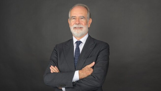 Albares pone fin a la agonía del embajador cesado por dormirse en un discurso suyo