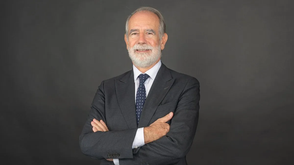Albares pone fin a la agonía del embajador cesado por dormirse en un discurso suyo