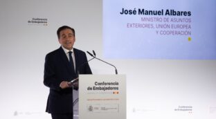 Albares castiga a los diplomáticos sin una sala adecuada en Exteriores para su asamblea
