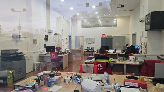 Demandan a Cruz Roja por ocupar un local privado para acoger inmigrantes en Alicante