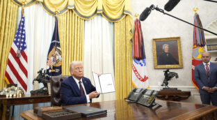 Trump, los BRICS y la intrahistoria de un diálogo absurdo en el Despacho Oval