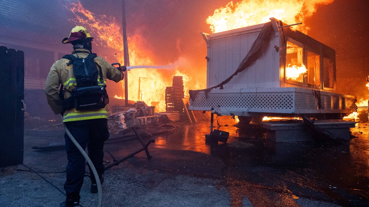 Más de 80.000 personas evacuadas en Los Ángeles por los devastadores incendios