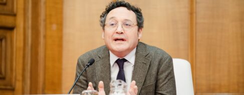 El Gobierno frena la dimisión del fiscal general, proclive a abandonar antes de ser procesado