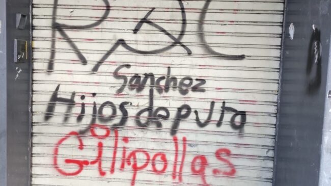 Vandalizan la sede del PSOE en Burgos con pintadas e insultos: «Vendeobreros»
