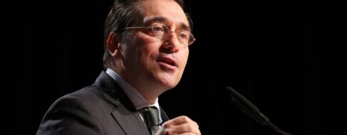 Albares fulmina al embajador en Bélgica por quedarse dormido durante un discurso suyo