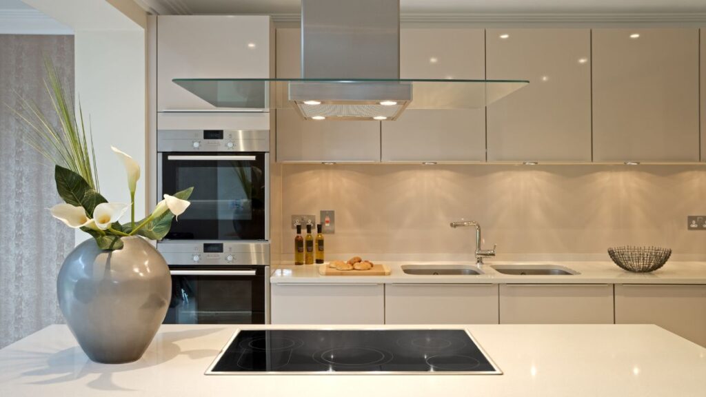 Cocina con isla central: (Canva)