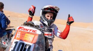 Sandra Gómez, única mujer sobre una moto en el 'rally' Dakar: «Es obsesivo, más que adictivo»