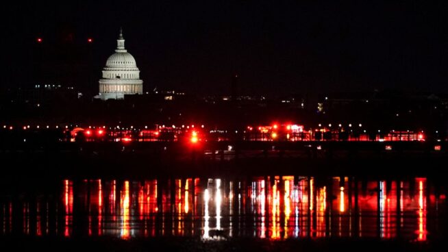 Un avión con 64 personas se estrella contra un helicóptero en Washington