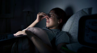 Entendiendo la ansiedad nocturna: por qué aumenta a última hora y cómo controlarla