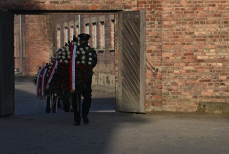 El Gobierno alerta del resurgir de discursos de odio en el 80 aniversario de la liberación de Auschwitz