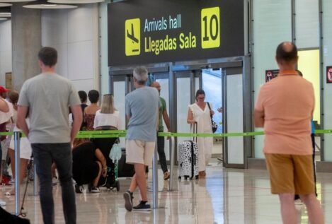 Detenidas 23 personas y 230.000 cajetillas de tabaco intervenidas en Barajas en 2024