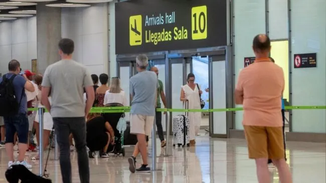 Detenidas 23 personas y 230.000 cajetillas de tabaco intervenidas en Barajas en 2024