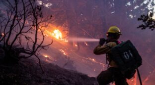 Ascienden a diez los muertos por los incendios que están arrasando Los Ángeles (EEUU)