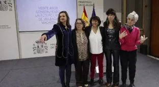 Igualdad contrata a feministas para dar clases de perspectiva de género a los jóvenes gitanos