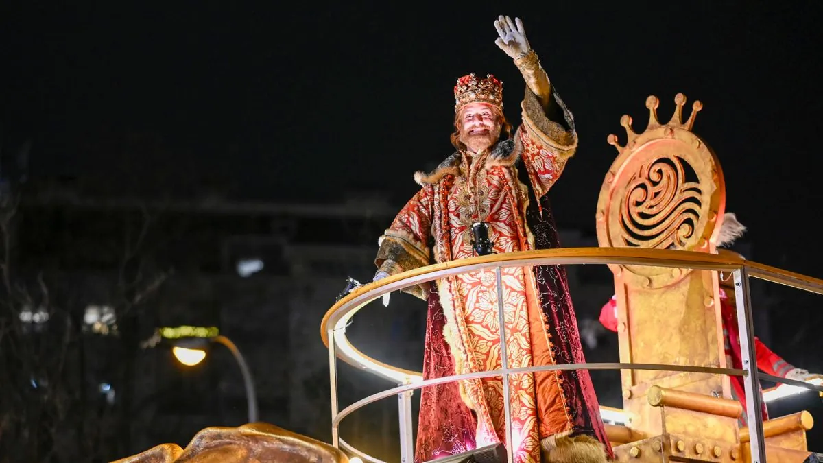 La lluvia no empaña la cabalgata de Reyes en Madrid