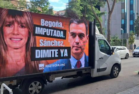 El PSOE lleva al Supremo el camión de Hazte Oír contra Pedro Sánchez y Begoña Gómez