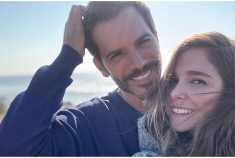 La casa de Natalia Sánchez y Marc Clotet en Barcelona: cocina abierta, chimenea y piscina