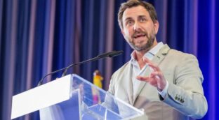 Un exasesor de Junts denuncia a Toni Comín por acoso sexual y psicológico