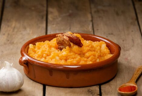 ¿Cómo hacer las patatas revolconas? La típica tapa de muchos bares