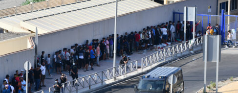 El Gobierno abarata la nacionalidad española para poder regularizar a 900.000 inmigrantes