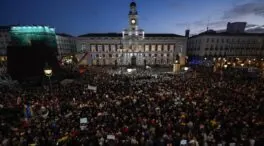 Miles de personas abarrotan la Puerta del Sol de Madrid al grito de «¡Fuera Maduro!»