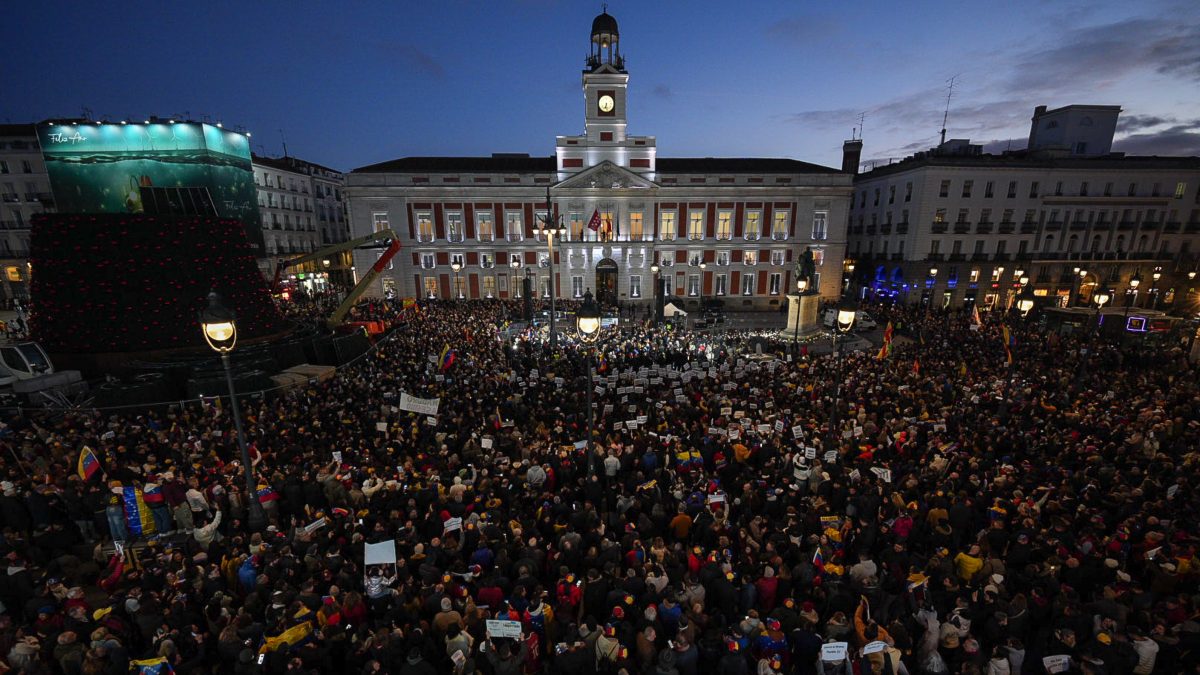 Miles de personas abarrotan la Puerta del Sol de Madrid al grito de «¡Fuera Maduro!»