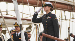 La princesa Leonor embarca en el Juan Sebastián Elcano entre abucheos a Robles