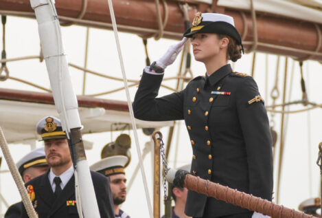La princesa Leonor embarca en el Juan Sebastián Elcano entre abucheos a Robles